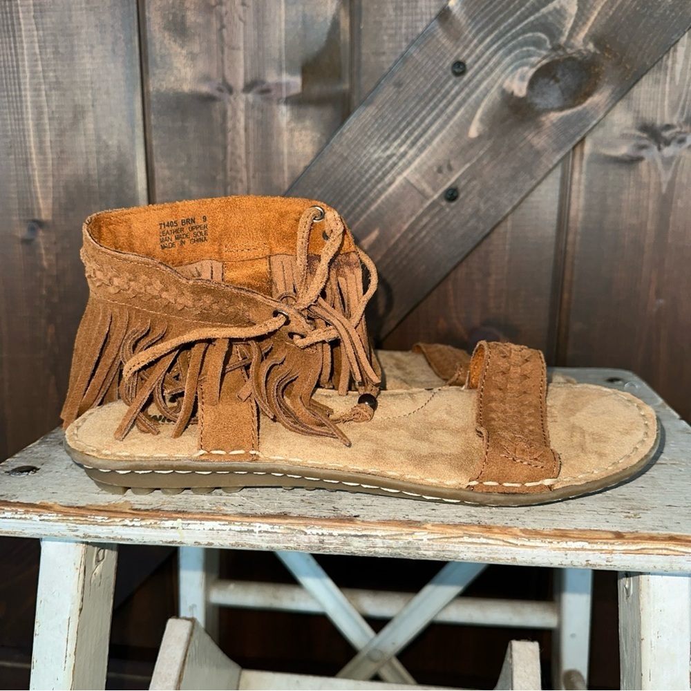 Minnetonka Women's Sandals Size 9 Brown Suede Fringe Gladiator Flat Shoes NWOB